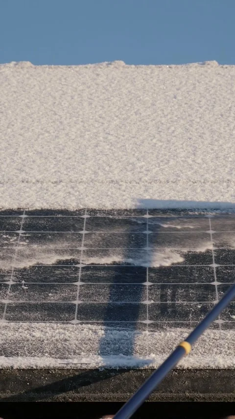 Vertical video cleaning solar panels Stockbeeldmateriaal 289241649