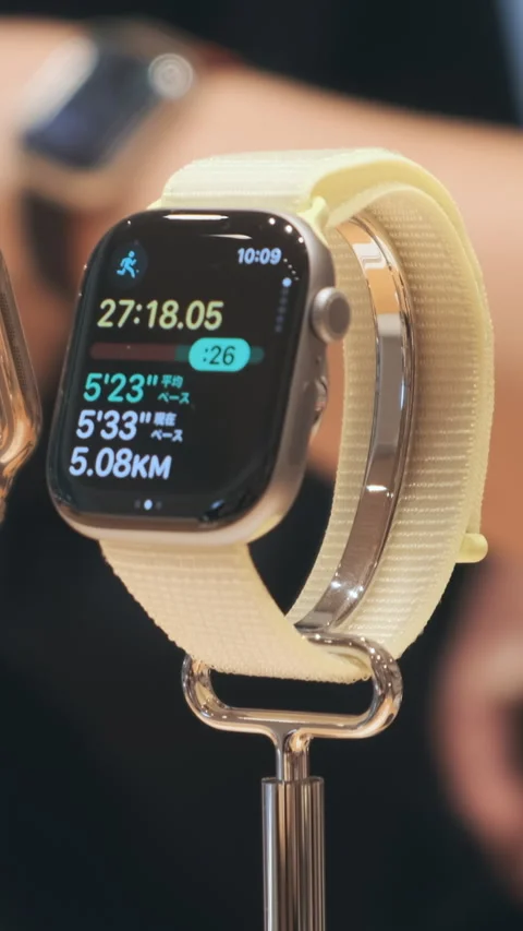 Vertical video: Close up, Apple Watch lineup on display at Apple Store. Premium  Stock Footage 322514579