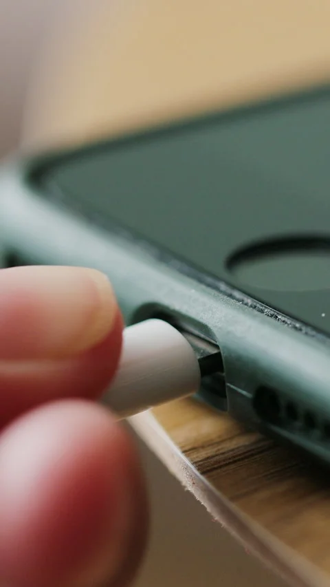 Vertical video. Close-up of the charging connection to smartphone. Phone Vídeos de archivo 347153138