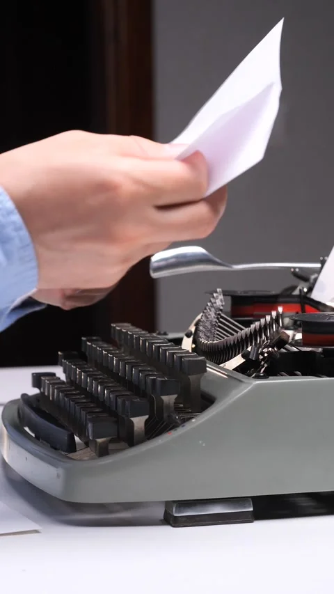 Vertical video Close-up of hands taking a letter out of an envelope and Stockbeeldmateriaal 321621615