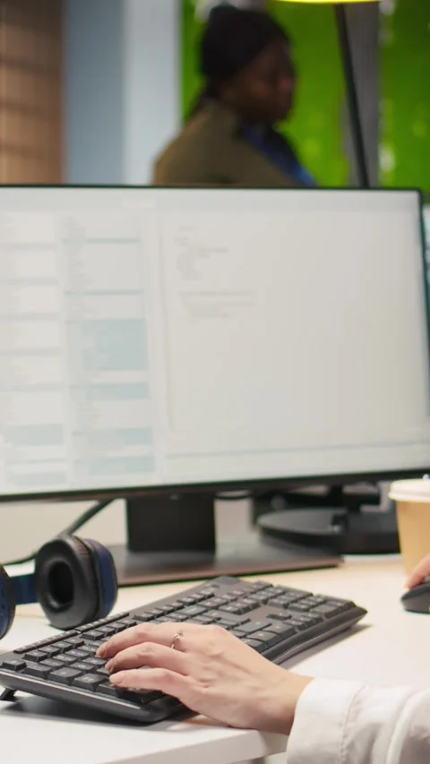 Vertical video Close up of IT expert coding with AI language model assistance in Vidéo 312768192