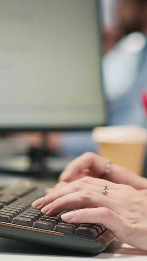 Vertical video Close up of IT expert coding with AI language model assistance in Vidéo 312768900