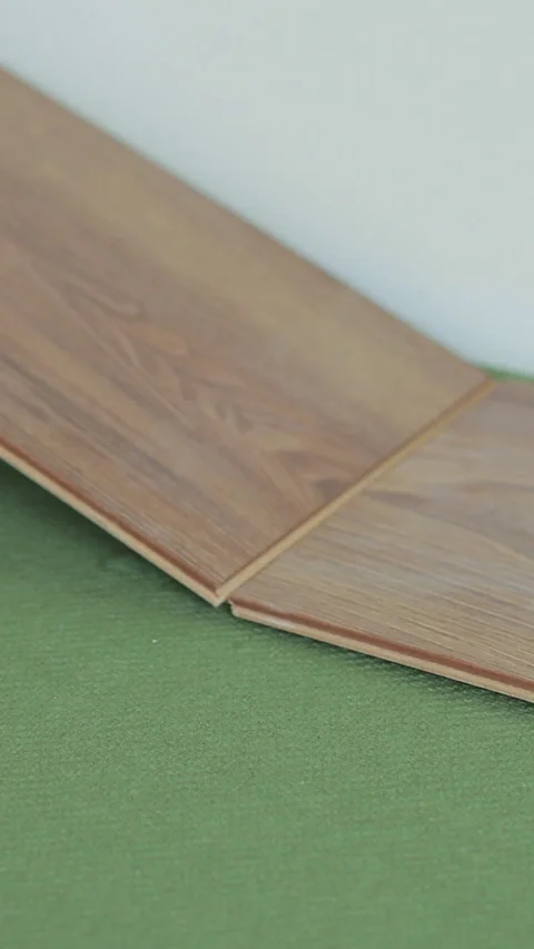 Vertical video Close-up of a man in an apartment laying laminate on the floor. 스톡 동영상 339060313