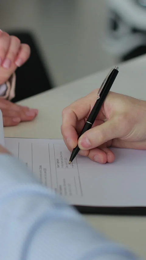Vertical video Close up of man buying a car and signing the contract 스톡 동영상 337239119