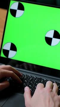 Vertical video. Close up of man working on laptop with green screen in coff.. Foto stock