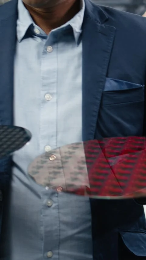 Vertical video Close up of management executive holding delicate electronic Vídeos de archivo 333614856