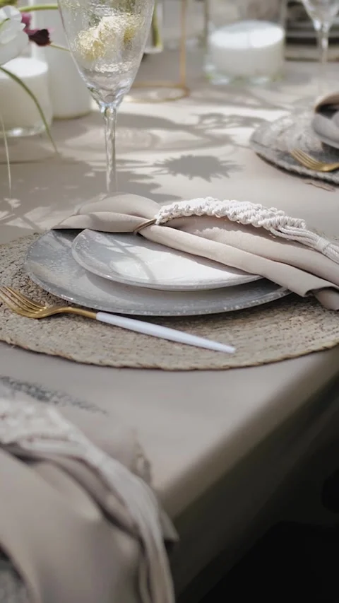 Vertical video. Close-up of a plate. Wedding decor, table decoration, outdoor Stock Footage 308627527