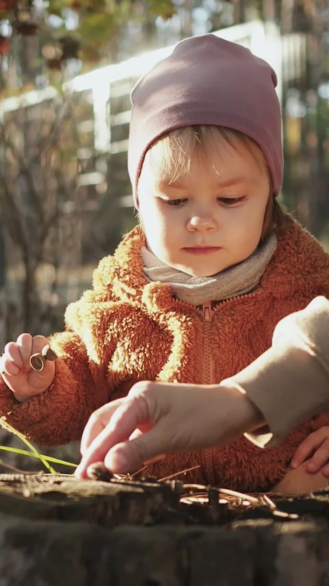 Vertical video. Close-up of a two-year-old girl and her mother having a great Stock-Footage 322011371