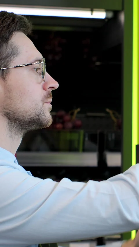 Vertical video. Close up Worker stocking lemons in supermarket. Stock Footage 346684560