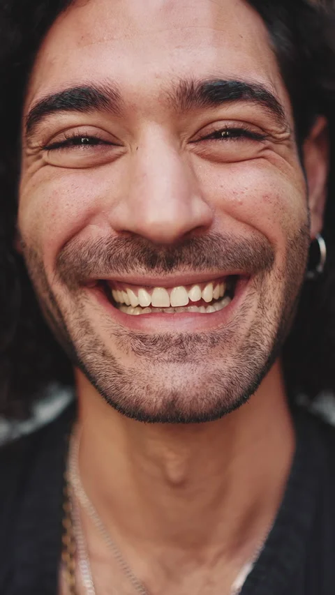 VERTICAL VIDEO: Close-up of young attractive italian guy with long curly hair an Stockbeeldmateriaal 226948374