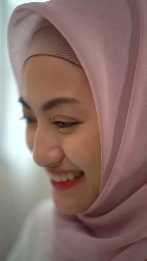 Vertical video close up of young beautiful muslim woman face speaking to camera  Stock Footage 285522975