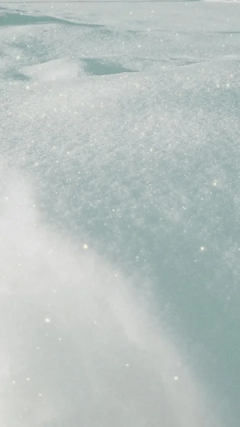 Vertical video closeup texture of sparkling snow  in winter sunlight Vídeo Stock 320971400