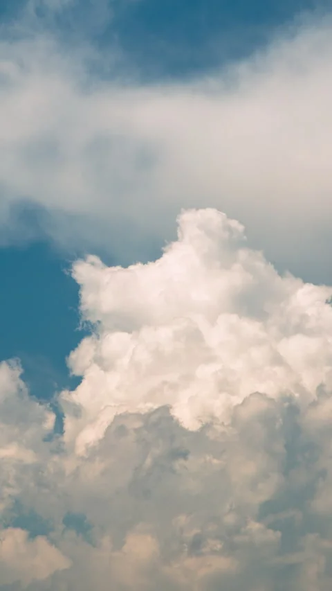 Vertical video - Clouds Timelapse Video stock 280220710