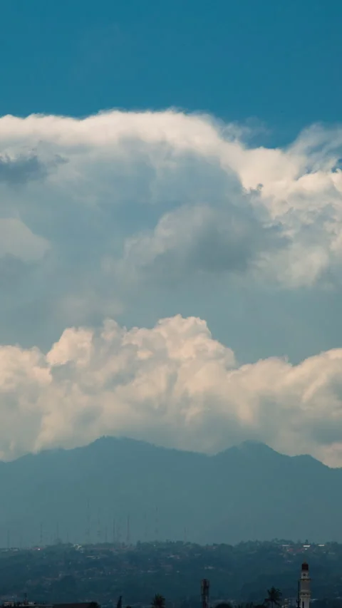 Vertical video - Clouds Timelapse Video stock 280220743