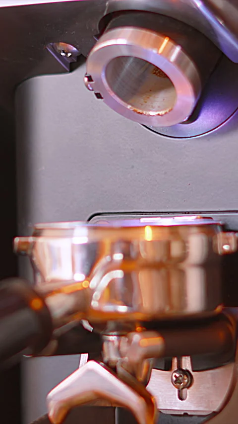 Vertical Video of Coffee Grinder Machine Shooting Out Granules into Portafilter. Stockbeeldmateriaal 333385354