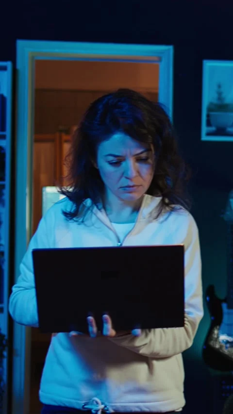 Vertical video Computer scientist walking at home, developing software using 動画素材 283508701