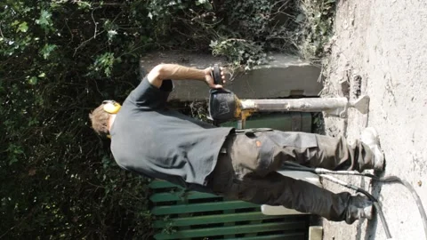 Vertical video of construction worker using a pneumatic drill jackhammer Vídeo Stock 160348457