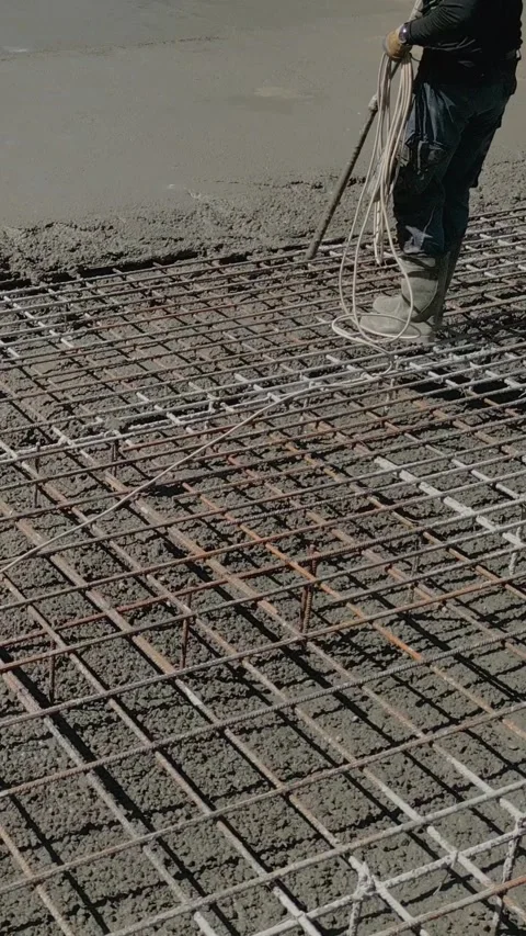 Vertical video. Construction worker using concrete vibrator on foundation 库存影片 334030377