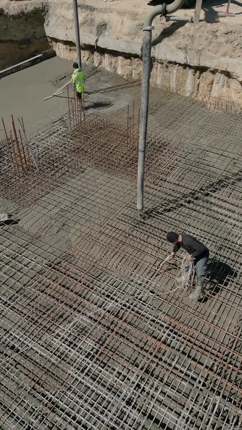 Vertical video. Construction workers pouring concrete for building foundation 库存影片 333792258