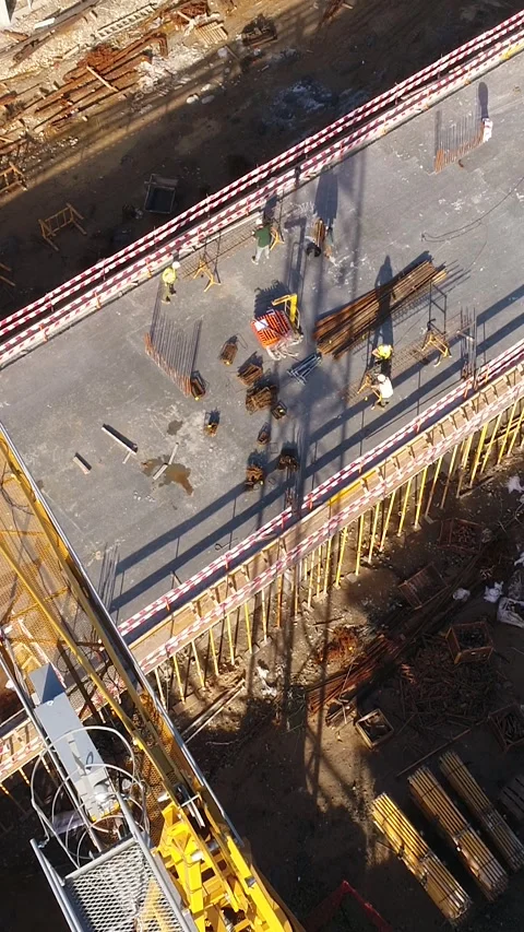 Vertical Video of Construction Workers in the Roof of New Building Vidéo 251990837
