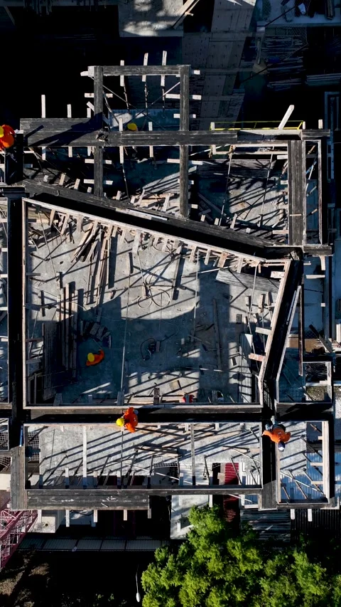 Vertical Video: Construction Workers on Scaffolding Building a Multi-Story 库存影片 342653567