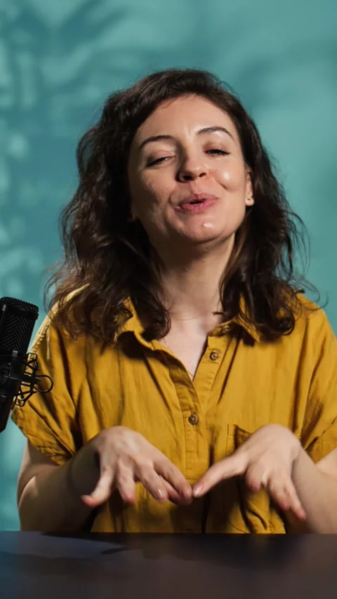 Vertical video Content creator doing story time type of video for audience Stock Footage 318232839