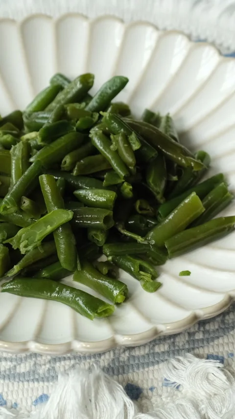 Vertical video. Cooked green beans on plate. Healthy food Stock Footage 340335564