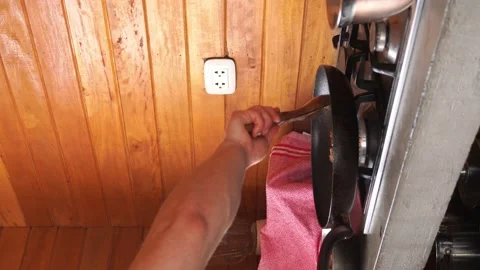 Vertical video cooking with a pan and a wooden handle in the kitchen 库存影片 199485363