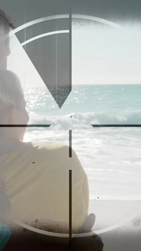 Vertical video: Couple facing ocean, film countdown starting over them, front Vídeo Stock 334047186