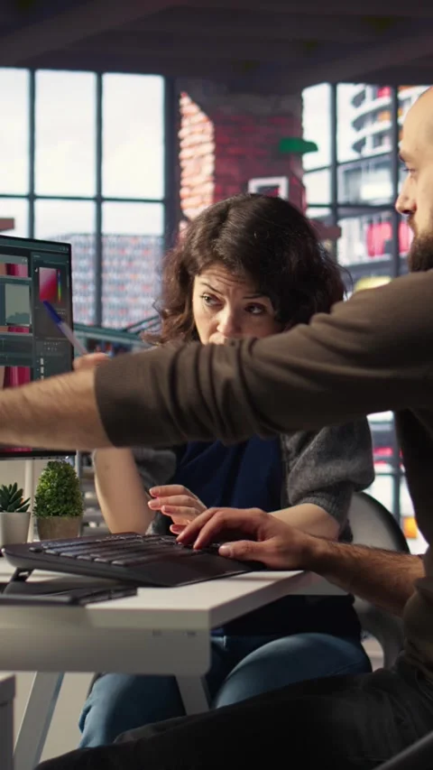 Vertical Video Creative team work with AI chatbot and editing software to Vídeos de archivo 308491564