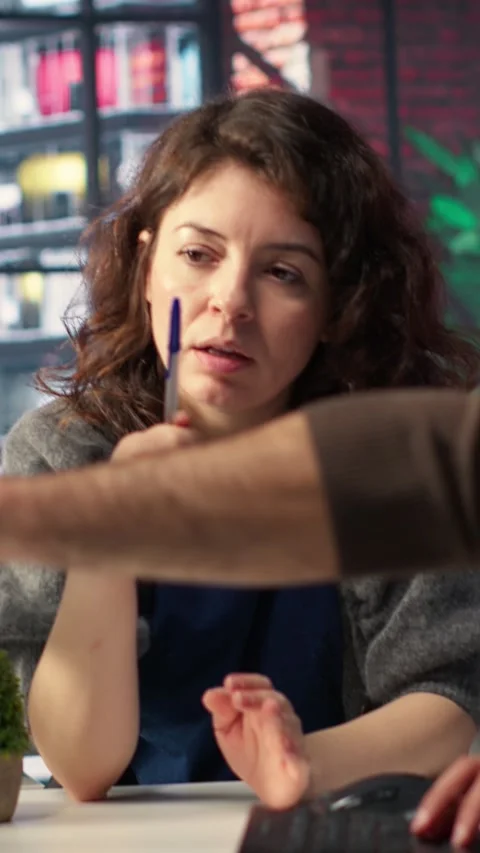 Vertical Video Creative team work with AI chatbot and editing software to Vídeos de archivo 308491719