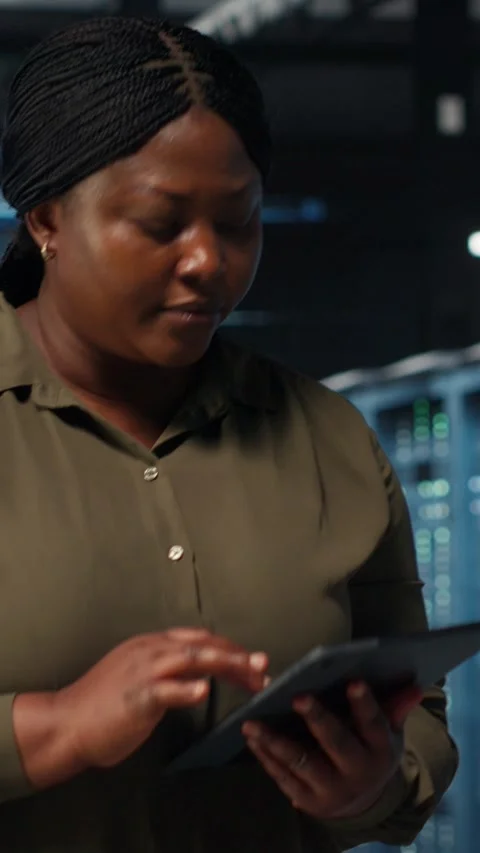 Vertical video Data center employee uses tablet to manage software updates for Stock Footage 316855716
