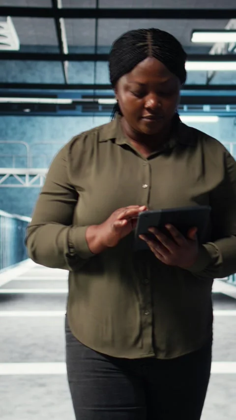 Vertical video Data center employee uses tablet to manage software updates for Stock Footage 316855954