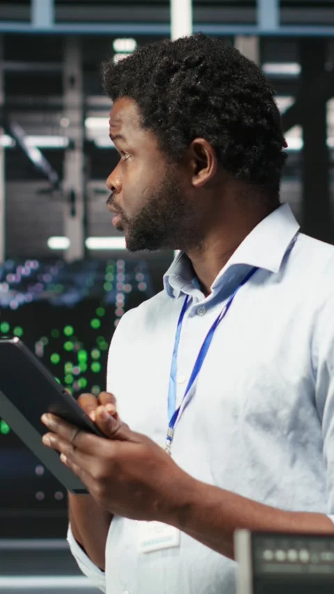 Vertical video Data center engineer using tablet to interpret AI generated data Video stock 307969986