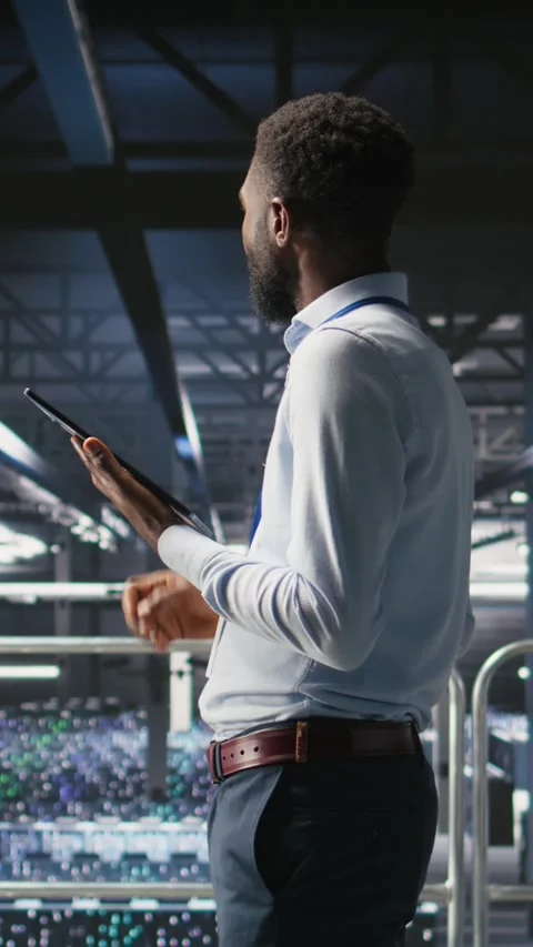 Vertical video Data center engineer doing maintenance tasks on systems Video stock 310779171
