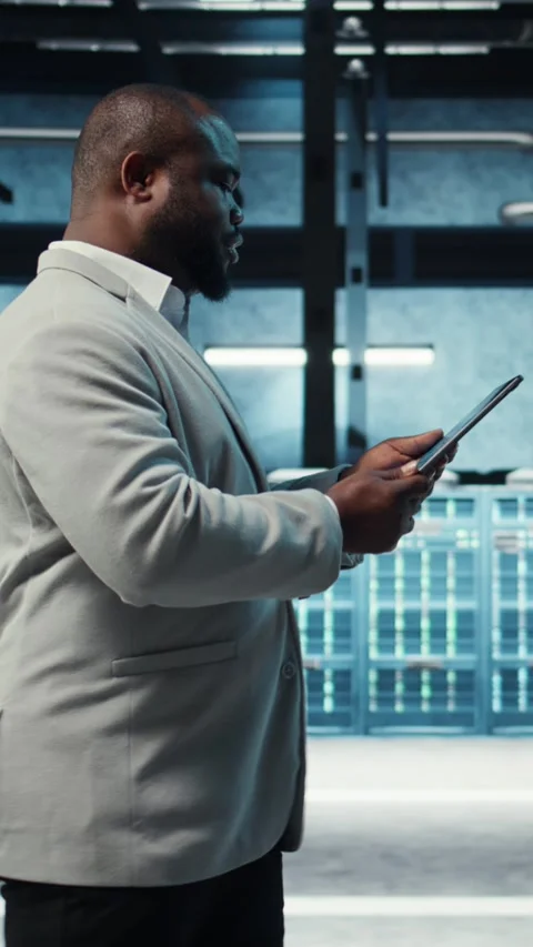 Vertical video Data center engineer adjusting blade server hardware Stock Footage 311548893