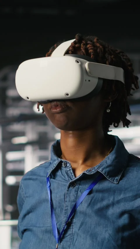 Vertical video Data center programmer using virtual reality technology Stock-Footage 310778287