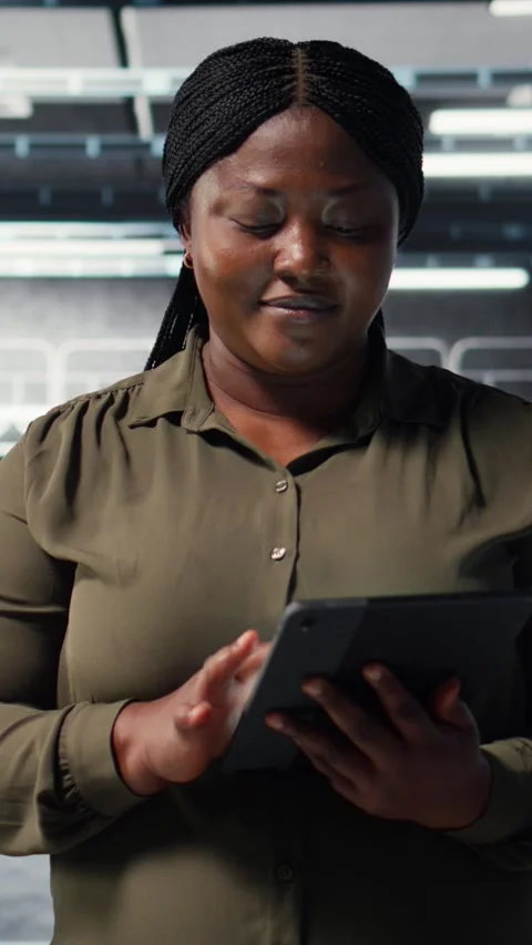 Vertical video Data center programmer monitors data center metrics on tablet Stock-Footage 317054542