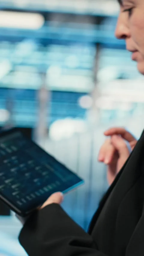 Vertical video Data center programmer coding on tablet, optimizing equipment Stock Footage 329321442