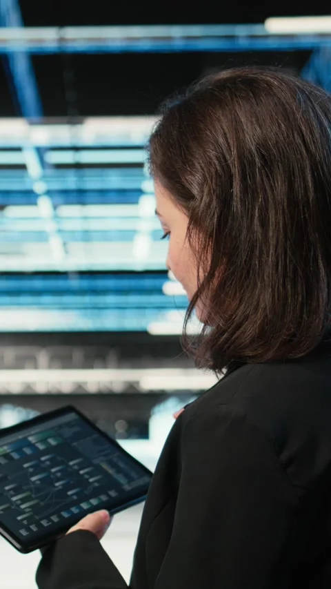 Vertical video Data center programmer coding on tablet, optimizing equipment Stock Footage 329321611