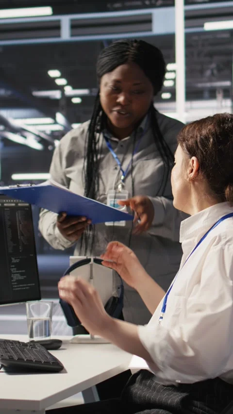 Vertical video Data center software developer using PC to monitor neural 動画素材 309255570