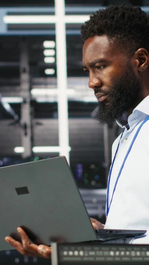 Vertical video Data center system administrator analyzing gear issues using node 스톡 동영상 307969030