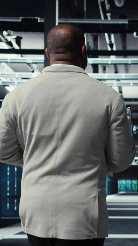 Vertical video Data center technician using laptop to manage software updates Video stock 311412522