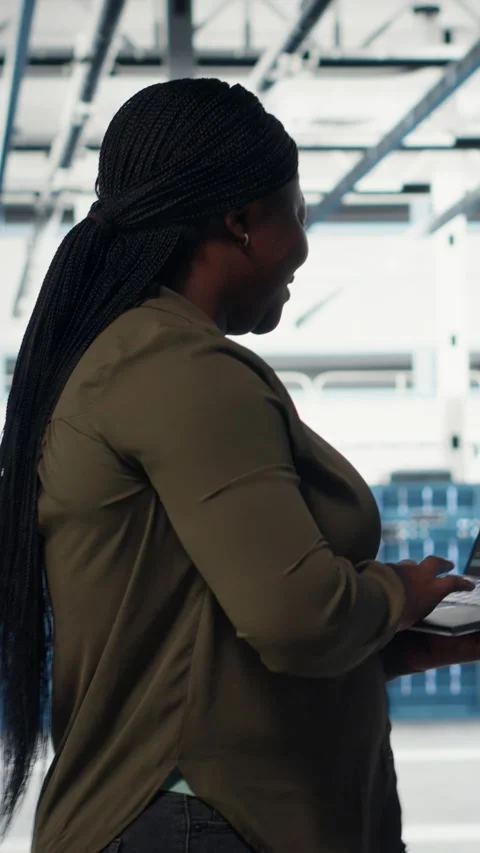 Vertical video Data center worker using laptop to manage software updates for Stock Footage 316862650