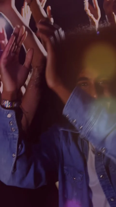 Vertical video: Denim-jacket attendee lowering hands, clapping, moving to Stock Footage 331291447