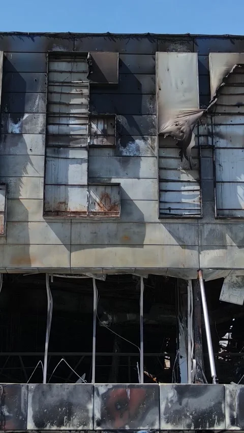 Vertical video of a destroyed building of a shopping center in Bucha, Ukraine Vídeos de archivo 194112149