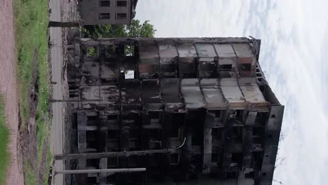 Vertical video of a destroyed residential building during the war in Ukraine Vídeos de archivo 200875225