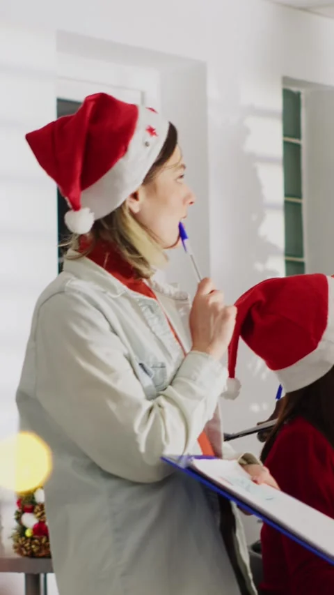 Vertical video Director delegating tasks in xmas office Video stock 249735076