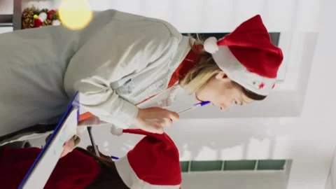 Vertical video Director delegating tasks in xmas office Video stock 250889219