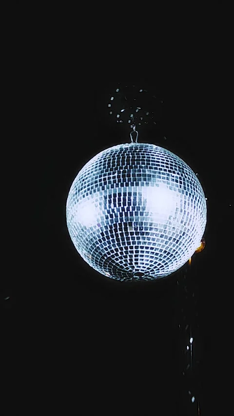 Vertical video. Disco ball with rotating reflected rays. Decor at a wedding or Stock Footage 314892529